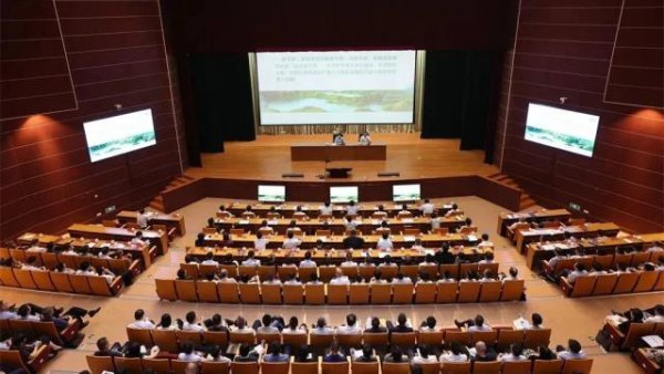 实盘配资平台 这位县委书记，为市委书记、市长等授课