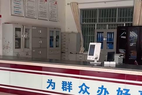 网上实盘合法配资平台公布 居民反映乡政府大量人员缺岗，民警上门后老人想喝农药自杀？官方回应